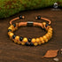 Zweireihiges Armband mit Onyx- und Achatperlen auf dunklem Untergrund – elegante Kombination aus Schwarz und Goldgelb.